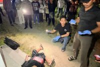 Pihak Kepolisian saat melakukan olah TKP penemuan mayat tanpa identitas | Foto : Zonamu/Ist