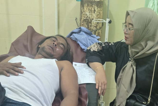 Ketua DPRD Lingga Maya Sari saat kunjungi warga di RSUD Encik Mariam | Foto : Zonamu/Rudi