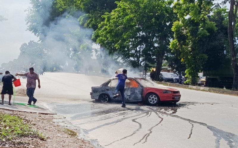 Potrer insiden kebakaran mobil sedan di depan SPBU | Foto : Zonamu/Dok. Warga