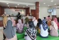 Warga Lingga saat mengantri penukaran uang di BRK Syariah | Foto : Zonamu/Wandi