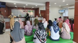 Warga Lingga saat mengantri penukaran uang di BRK Syariah | Foto : Zonamu/Wandi