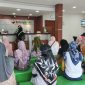 Warga Lingga saat mengantri penukaran uang di BRK Syariah | Foto : Zonamu/Wandi