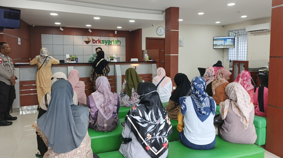 Warga Lingga saat mengantri penukaran uang di BRK Syariah | Foto : Zonamu/Wandi