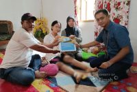 Perwakilan PT Timah (Persero) Tbk saat menyerahkan bantuan biaya pengobatan kepada keluarga Rizki Ajijah di kediamannya, Desa Gemuruh, Kecamatan Kundur Barat, Karimun | Foto: Zonamu/Humas PT Timah