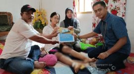 Perwakilan PT Timah (Persero) Tbk saat menyerahkan bantuan biaya pengobatan kepada keluarga Rizki Ajijah di kediamannya, Desa Gemuruh, Kecamatan Kundur Barat, Karimun | Foto: Zonamu/Humas PT Timah