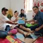 Perwakilan PT Timah (Persero) Tbk saat menyerahkan bantuan biaya pengobatan kepada keluarga Rizki Ajijah di kediamannya, Desa Gemuruh, Kecamatan Kundur Barat, Karimun | Foto: Zonamu/Humas PT Timah