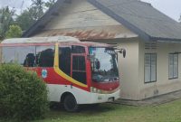 Mobil Bus Sekolah terparkir di Kecamatan Singkep | Foto : Zonamu/Wandi