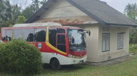 Mobil Bus Sekolah terparkir di Kecamatan Singkep | Foto : Zonamu/Wandi