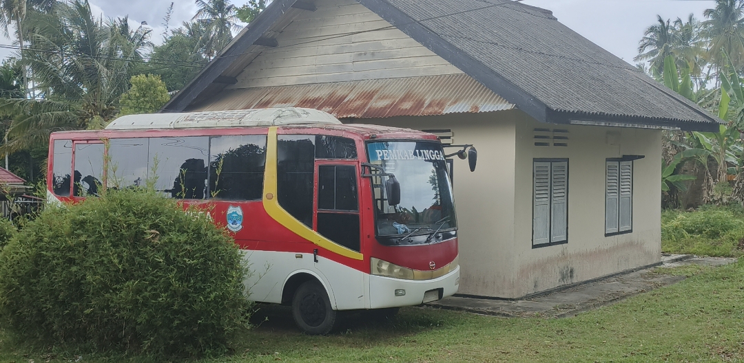 Mobil Bus Sekolah terparkir di Kecamatan Singkep | Foto : Zonamu/Wandi