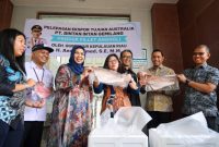 Ketua TP PKK Kepri bersama Direktur PT Bintan Intan Gemilang Dinaria menunjukkan fillet ikan anggoli yang diekspor ke Sidney Australia melalui Bandara Raja Haji Fisabilillah Tanjungpinang | Foto : Zonamu/Diskominfo Kepri