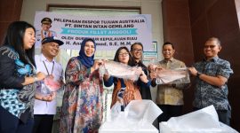 Ketua TP PKK Kepri bersama Direktur PT Bintan Intan Gemilang Dinaria menunjukkan fillet ikan anggoli yang diekspor ke Sidney Australia melalui Bandara Raja Haji Fisabilillah Tanjungpinang | Foto : Zonamu/Diskominfo Kepri