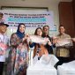 Ketua TP PKK Kepri bersama Direktur PT Bintan Intan Gemilang Dinaria menunjukkan fillet ikan anggoli yang diekspor ke Sidney Australia melalui Bandara Raja Haji Fisabilillah Tanjungpinang | Foto : Zonamu/Diskominfo Kepri
