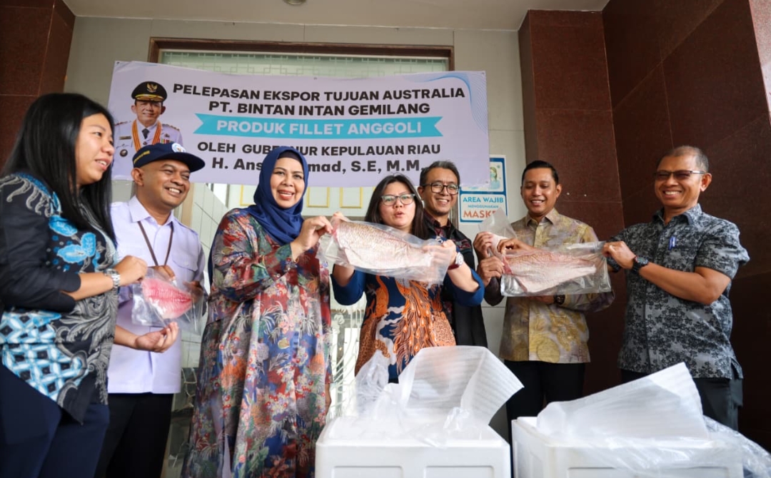 Ketua TP PKK Kepri bersama Direktur PT Bintan Intan Gemilang Dinaria menunjukkan fillet ikan anggoli yang diekspor ke Sidney Australia melalui Bandara Raja Haji Fisabilillah Tanjungpinang | Foto : Zonamu/Diskominfo Kepri