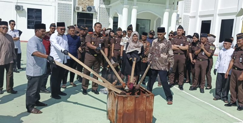 Kejaksaan Negeri Lingga Musnahkan Barang Bukti Berbagai Perkara | Foto : Zonamu/Wandi