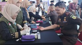 Kajati Kepri saat melakukan pengecekan kesehatan | Foto : Zonamu/Wandi
