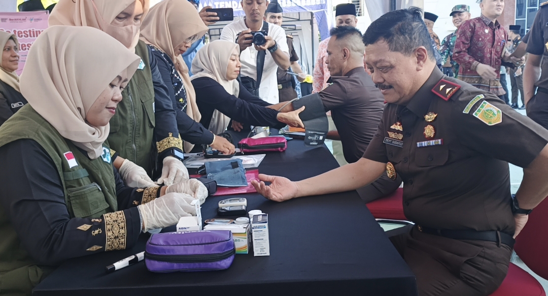 Kajati Kepri saat melakukan pengecekan kesehatan | Foto : Zonamu/Wandi