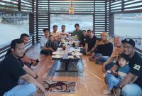 Keluarga Besar LMG saat buka puasa bersama di Pantai Tige Berlian | Foto : Zonamu/Imam