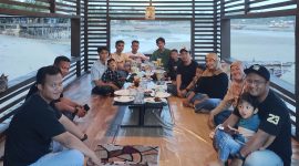 Keluarga Besar LMG saat buka puasa bersama di Pantai Tige Berlian | Foto : Zonamu/Imam