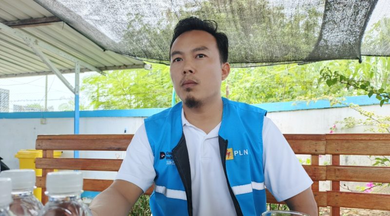 Kepala PLN Dabo Singkep Suher saat diwawancarai | Foto : Zonamu/Wandi