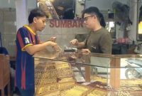 Potret Jual beli di toko mas Dabo Singkep | Foto : Zonamu/Paino TVRI untuk Zonamu.com