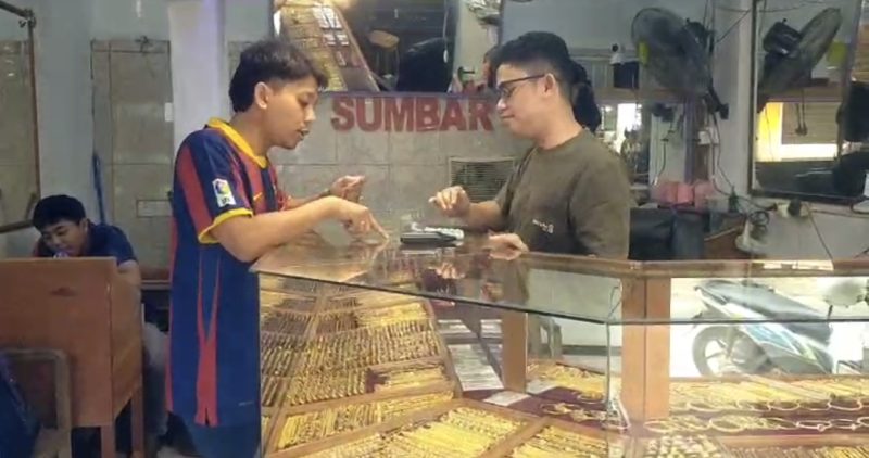 Potret Jual beli di toko mas Dabo Singkep | Foto : Zonamu/Paino TVRI untuk Zonamu.com