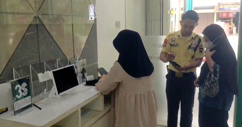 Aktifitas di Pegadaian Dabo Singkep | Foto : Zonamu/Paino TVRI untuk Zonamu.com