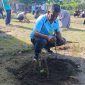 Kadisperindagkop UKM Lingga Febrizal Taupik saat tanam kates dipekarangan kantor | Foto : Zonamu/Wandi