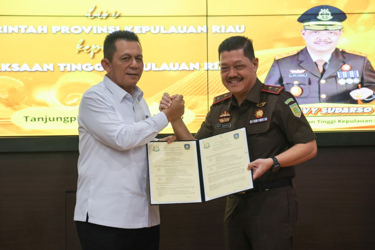 Gubernur Kepri saat menyerahakan sertifikat lahan kepada Kajati Kepri | Foto : Zonamu/Enji Diskominfo Kepri