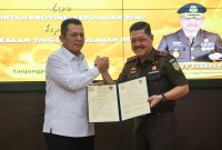Gubernur Kepri saat menyerahakan sertifikat lahan kepada Kajati Kepri | Foto : Zonamu/Enji Diskominfo Kepri