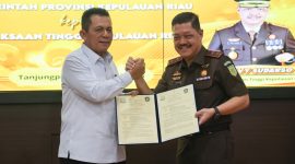 Gubernur Kepri saat menyerahakan sertifikat lahan kepada Kajati Kepri | Foto : Zonamu/Enji Diskominfo Kepri