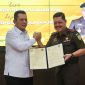 Gubernur Kepri saat menyerahakan sertifikat lahan kepada Kajati Kepri | Foto : Zonamu/Enji Diskominfo Kepri
