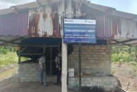 Perwakilan PT Timah Tbk memberikan pembinaan kepada peternak lokal di kawasan pemberdayaan terpadu Desa Sawang Laut | Foto: Zonamu/Humas PT Timah