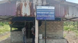 Perwakilan PT Timah Tbk memberikan pembinaan kepada peternak lokal di kawasan pemberdayaan terpadu Desa Sawang Laut | Foto: Zonamu/Humas PT Timah