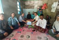 Perwakilan PT Timah Tbk saat menyerahkan bantuan biaya pengobatan secara simbolis kepada keluarga Bapak Hasan, warga Desa Gemuruh, Kecamatan Kundur Barat, Kabupaten Karimun | Foto: Zonamu/Humas PT Timah