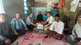 Perwakilan PT Timah Tbk saat menyerahkan bantuan biaya pengobatan secara simbolis kepada keluarga Bapak Hasan, warga Desa Gemuruh, Kecamatan Kundur Barat, Kabupaten Karimun | Foto: Zonamu/Humas PT Timah