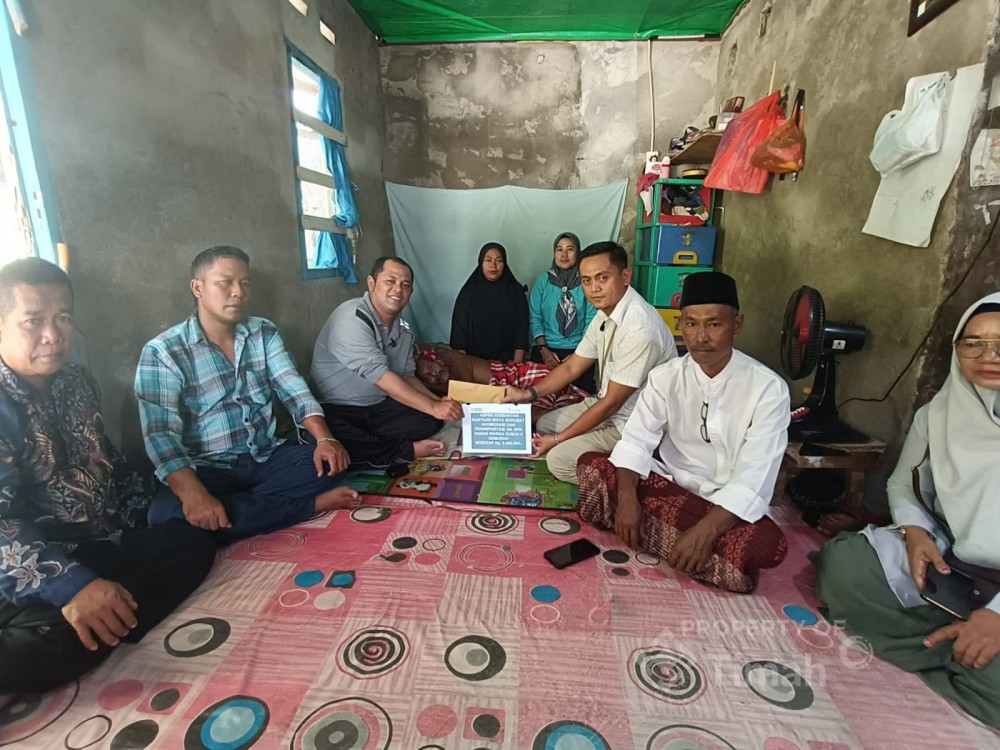 Perwakilan PT Timah Tbk saat menyerahkan bantuan biaya pengobatan secara simbolis kepada keluarga Bapak Hasan, warga Desa Gemuruh, Kecamatan Kundur Barat, Kabupaten Karimun | Foto: Zonamu/Humas PT Timah