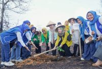 Penanaman bibit pohon oleh Ketua BKOW Kepri, Ketua TP PKK Provinsi Kepri Dewi Kumalasari Ansar Ahmad, Wakil Ketua DPP IWAPI Pusat Hanna Hasanah Fadel Muhammad | Foto : Zonamu/Diskominfo Kepri