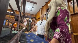 BI Sambangi Rumah Tenun, Perajin Diminta Naik Kelas | Foto : Zonamu/Diskominfo Lingga