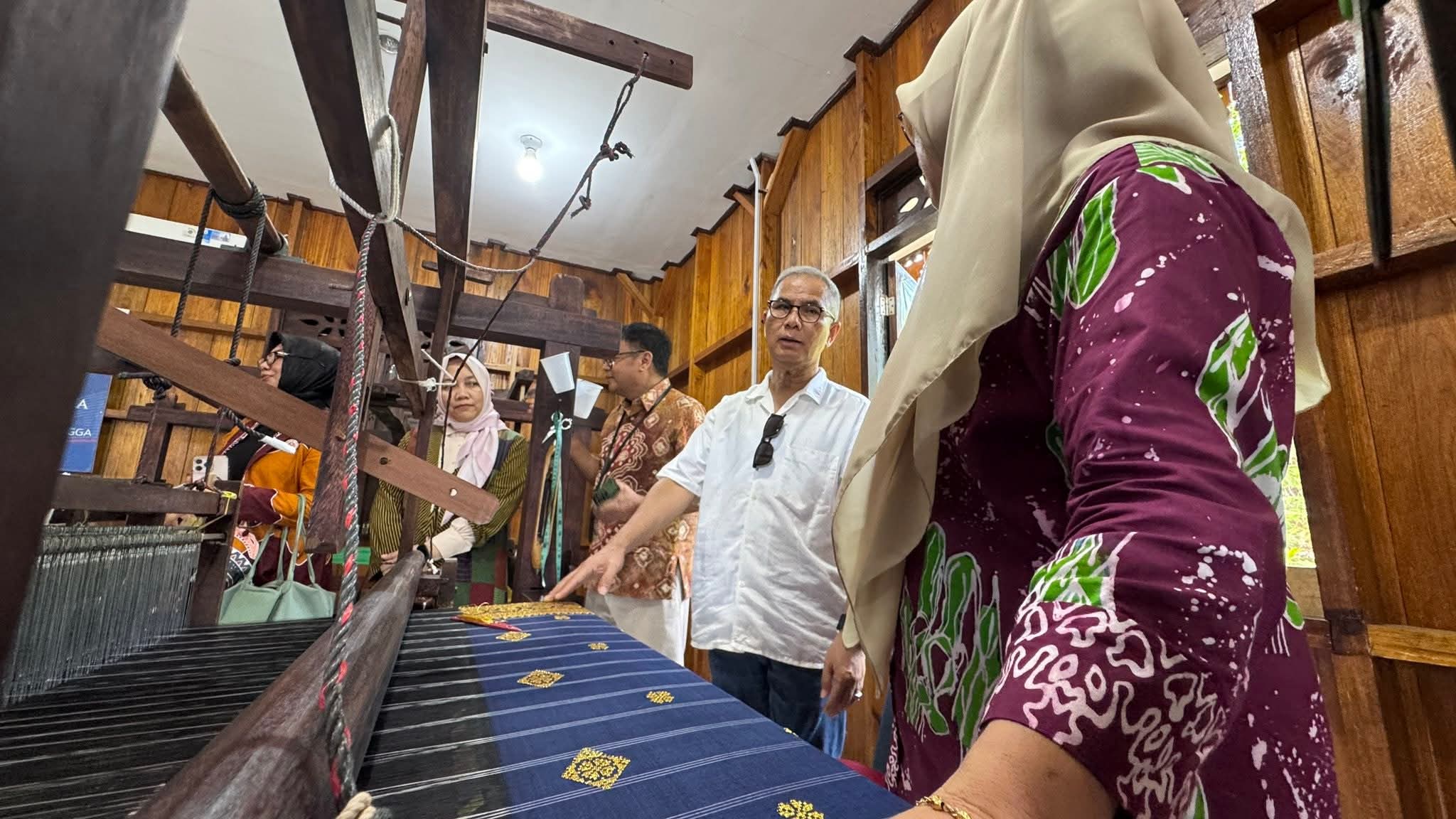 BI Sambangi Rumah Tenun, Perajin Diminta Naik Kelas | Foto : Zonamu/Diskominfo Lingga