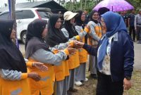 Ketua DPRD Lingga saat mengikuti pembukaan turnamen bola di Desa Tinjul | Foto : Zonamu/Humas DPRD Linggga