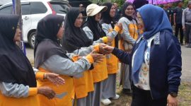 Ketua DPRD Lingga saat mengikuti pembukaan turnamen bola di Desa Tinjul | Foto : Zonamu/Humas DPRD Linggga
