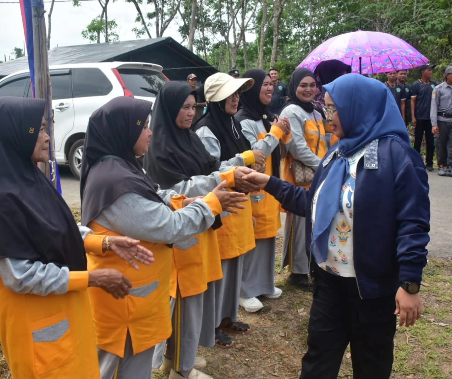 Ketua DPRD Lingga saat mengikuti pembukaan turnamen bola di Desa Tinjul | Foto : Zonamu/Humas DPRD Linggga