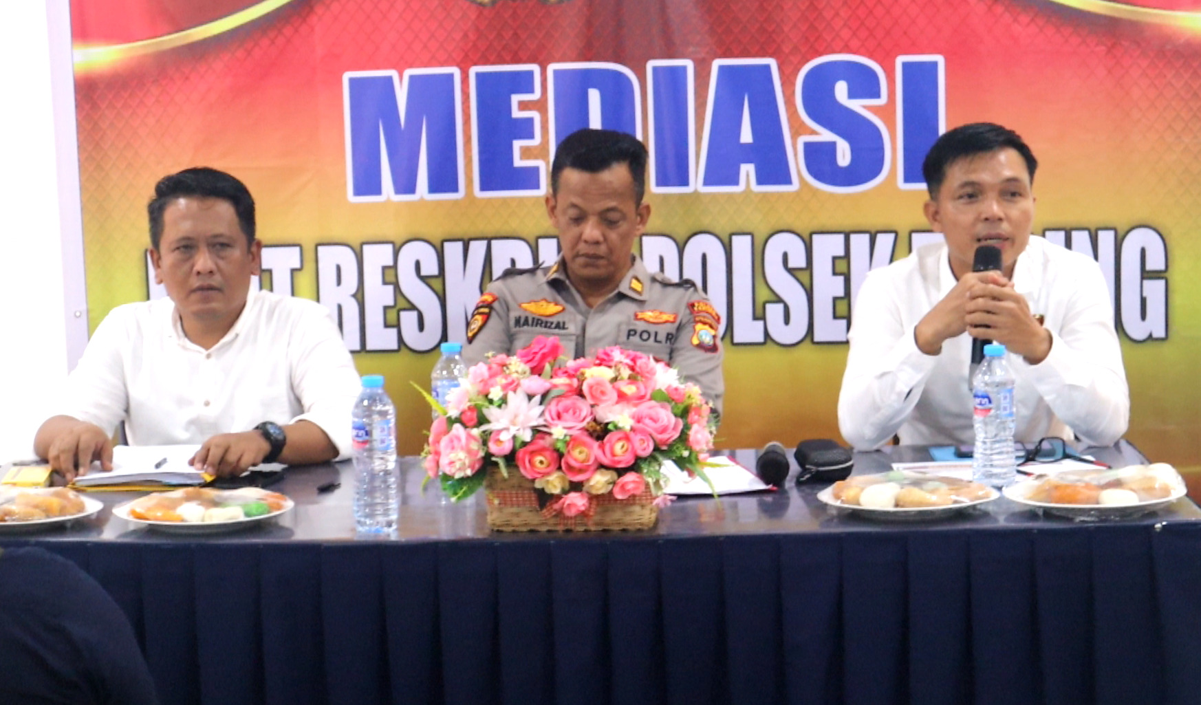 Wakapolsek Tebing Iptu Marizal (tengah), bersama Kanit Reskrim Polsek Tebing Ipda Om Kenedi (kanan) dan Penyidik Unit Reskrim Polsek Tebing Aiptu Andi Susilo (kiri) saat memimpin proses mediasi | Foto: Bustomi