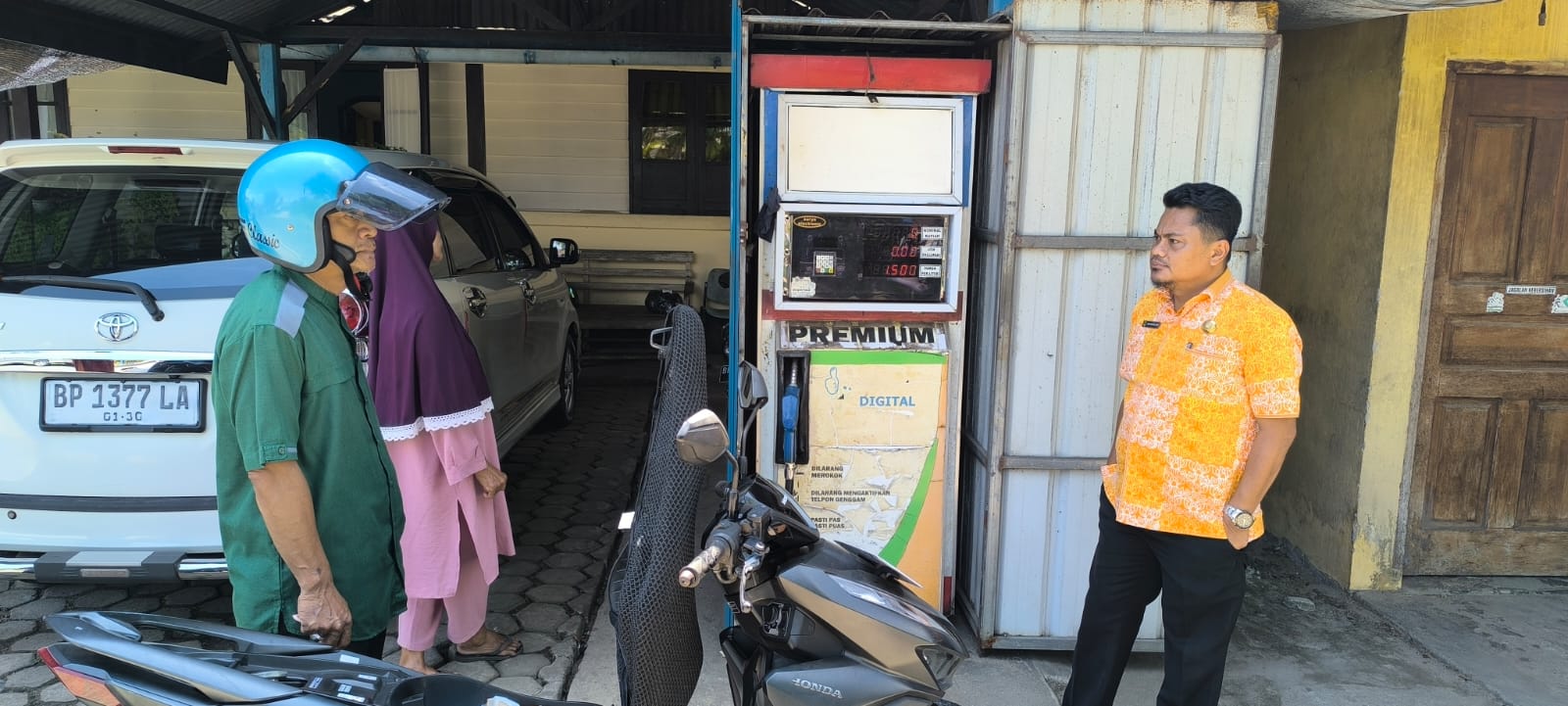 Kabag Ekonomi Ardiansyah saat melakukan sidak disejumlah kios BBM | Foto : Zonamu/Ardiansyah