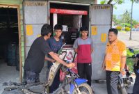 Kabad Ekonomi Ardiansyah saat melakukan sidak di sejumlah kios minyak di Dabo Singkep | Foto : Zonamu/Ardiansyah