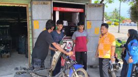 Kabad Ekonomi Ardiansyah saat melakukan sidak di sejumlah kios minyak di Dabo Singkep | Foto : Zonamu/Ardiansyah