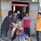 Kabad Ekonomi Ardiansyah saat melakukan sidak di sejumlah kios minyak di Dabo Singkep | Foto : Zonamu/Ardiansyah