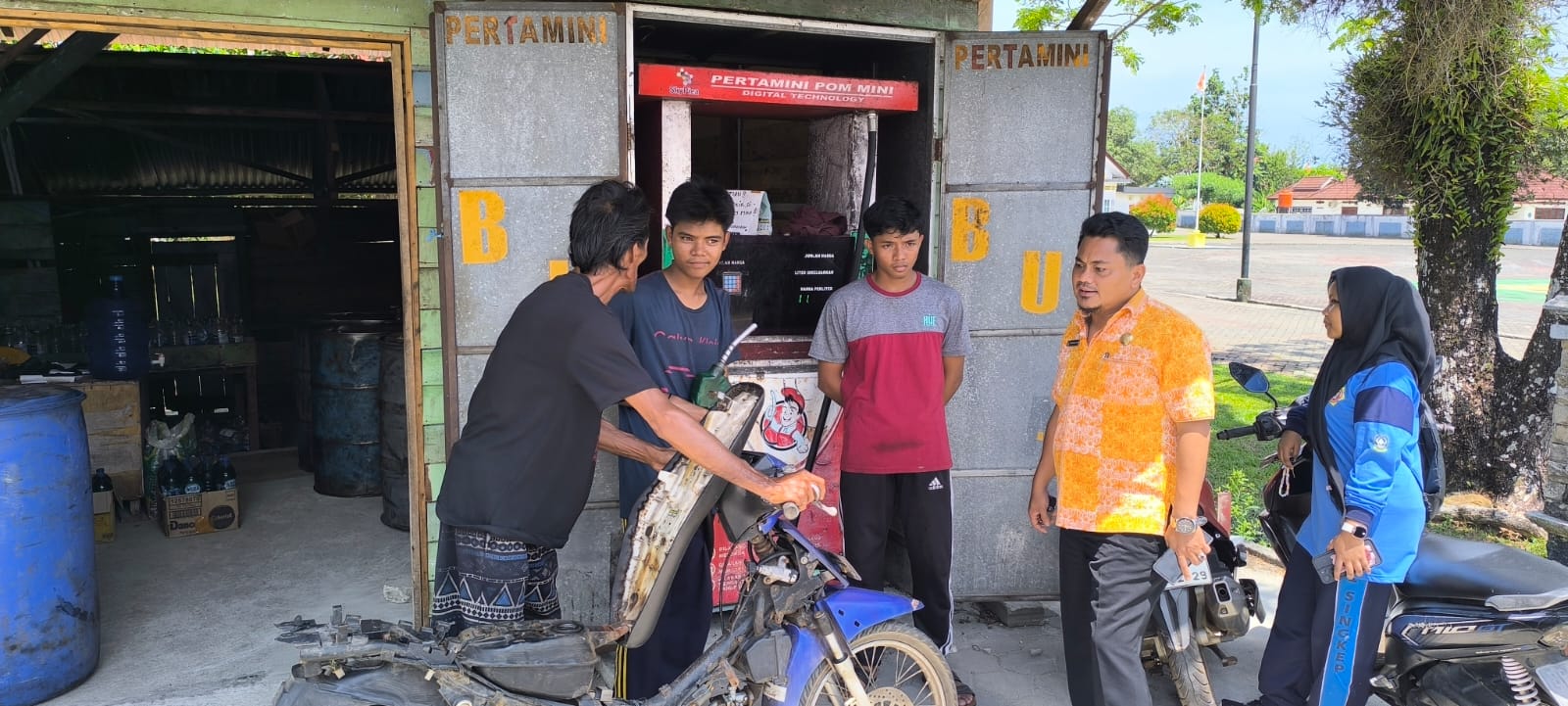 Kabad Ekonomi Ardiansyah saat melakukan sidak di sejumlah kios minyak di Dabo Singkep | Foto : Zonamu/Ardiansyah