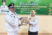 Plt. Camat Singkep Barat Lantik Pj Kades Bakong | Foto : Zonamu/Eki