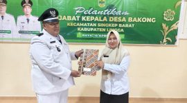 Plt. Camat Singkep Barat Lantik Pj Kades Bakong | Foto : Zonamu/Eki
